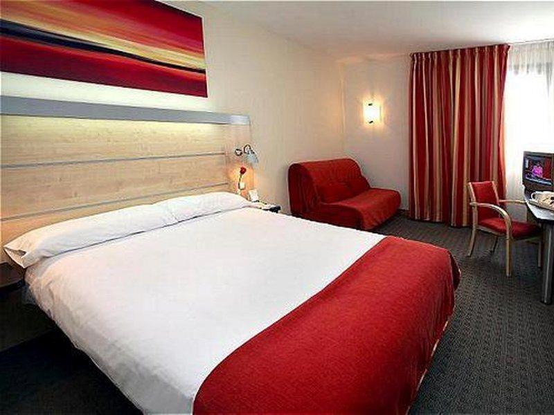 Holiday Inn Express Molins De Rei By Ihg Εξωτερικό φωτογραφία